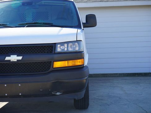 Used 2021 Chevrolet Express 2500 w/ Driver Convenience Package image 11