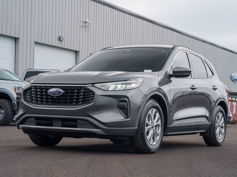 Used 2023 Ford Escape Active w/ Tech Pack #2 FWD image 3