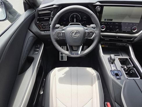 Used 2025 Lexus TX 500h AWD w/ Technology Package image 4