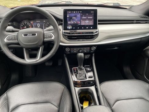 Used 2025 Jeep Compass Limited image 3