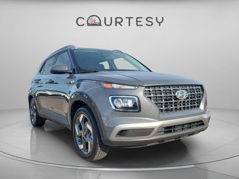 Used 2025 Hyundai Venue SEL FWD image 5