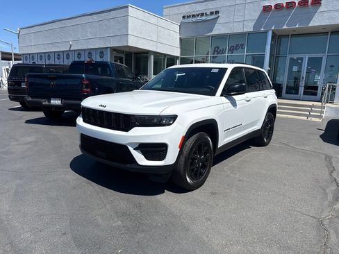 Certified 2024 Jeep Grand Cherokee Altitude AWD/4WD image 3