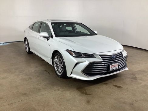 Used 2020 Toyota Avalon Limited w/ Advanced Safety Package FWD image 3