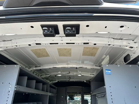 Used 2018 Ford Transit 250 130 Medium Roof RWD image 19