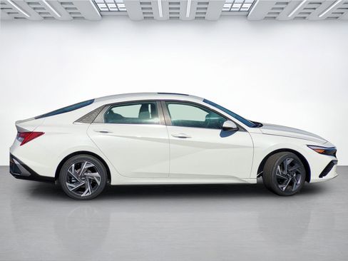 New 2026 Hyundai Elantra Limited FWD image 4