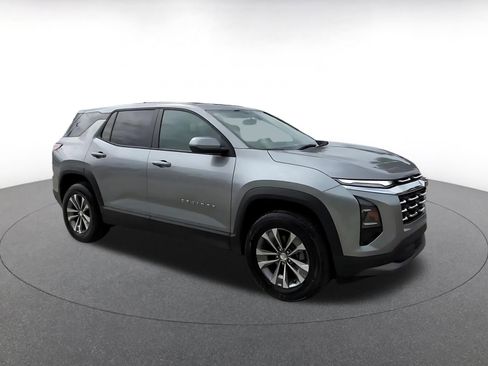 Used 2025 Chevrolet Equinox LT FWD image 2
