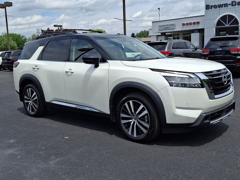 Used 2024 Nissan Pathfinder Platinum AWD/4WD image 3