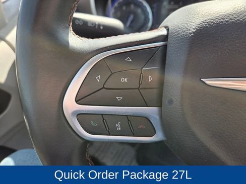 Used 2018 Chrysler Pacifica Touring-L FWD image 21
