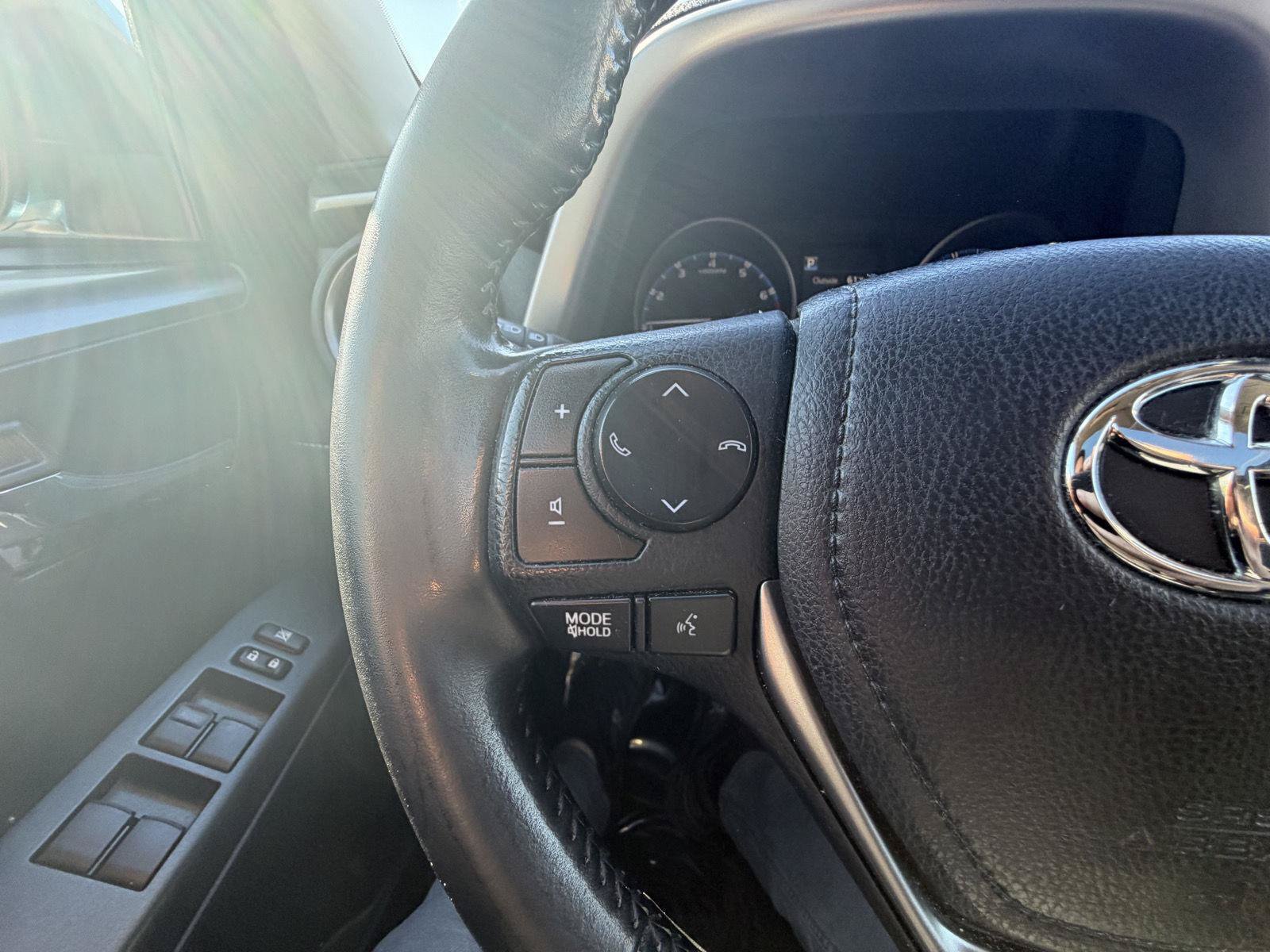 Used 2017 Toyota RAV4 XLE AWD/4WD image 17