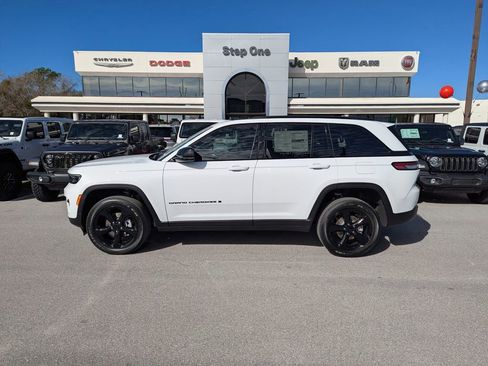 New 2025 Jeep Grand Cherokee Altitude RWD image 8
