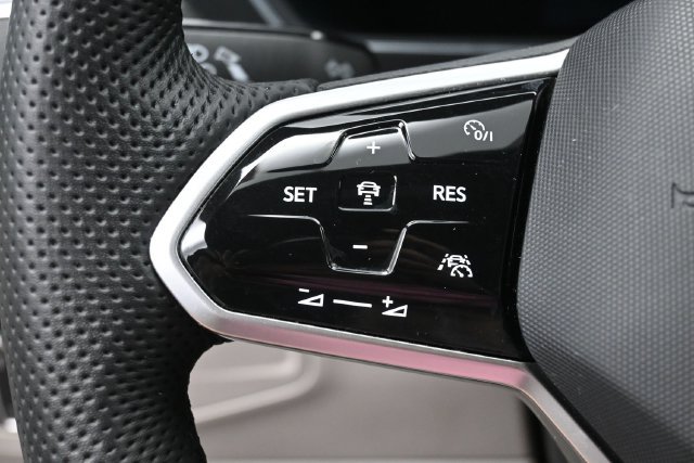 Used 2022 Volkswagen Tiguan SE R-Line FWD image 16