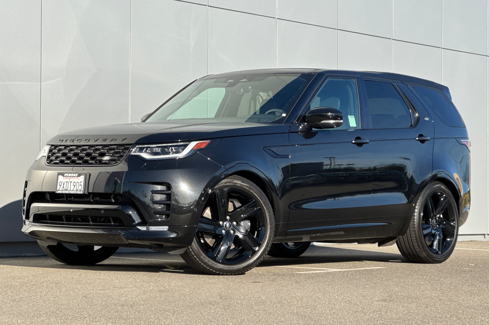 Used 2025 Land Rover Discovery Dynamic SE AWD/4WD image 1