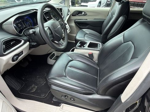 Used 2024 Chrysler Pacifica Touring-L FWD image 16