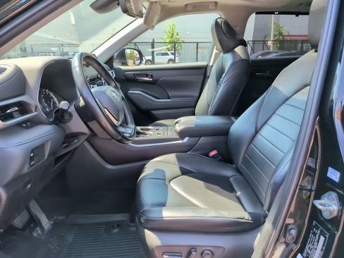 Used 2022 Toyota Highlander XLE AWD/4WD image 17