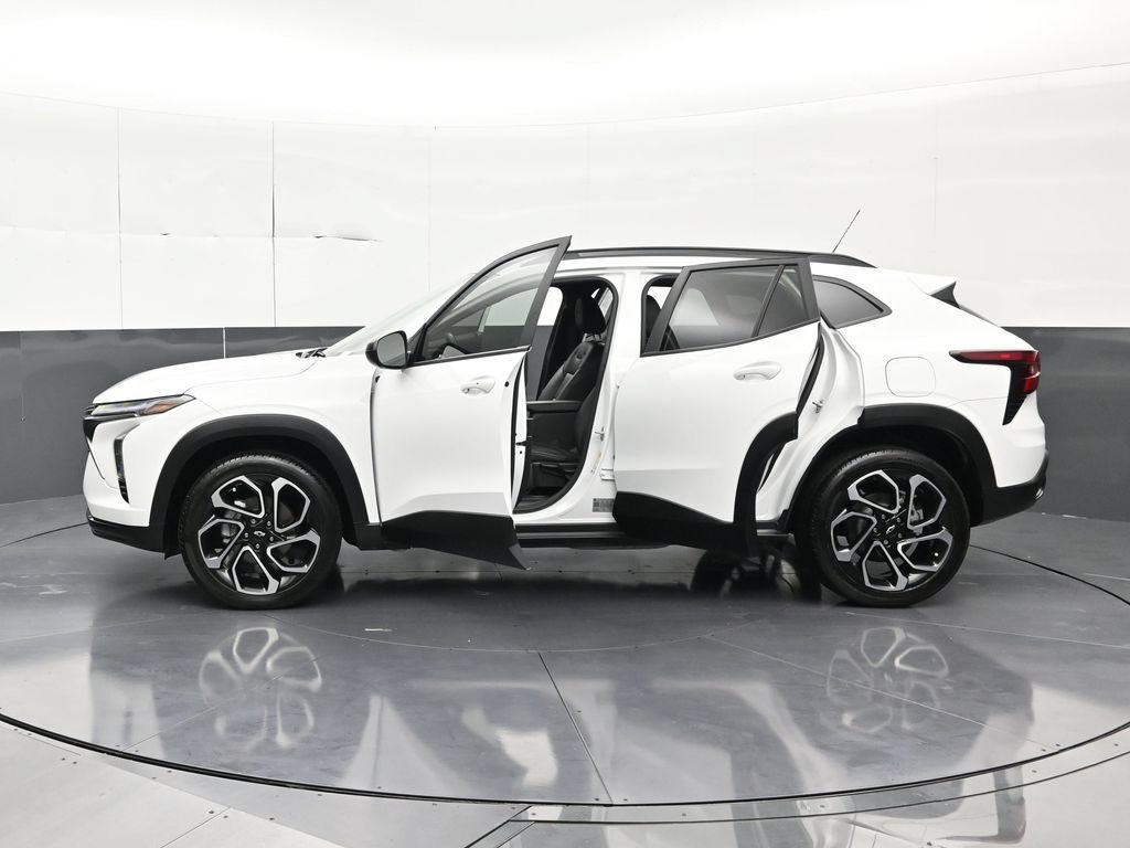 Used 2025 Chevrolet Trax RS FWD image 36