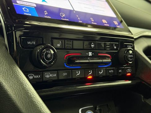 Used 2023 Jeep Grand Cherokee Limited image 19