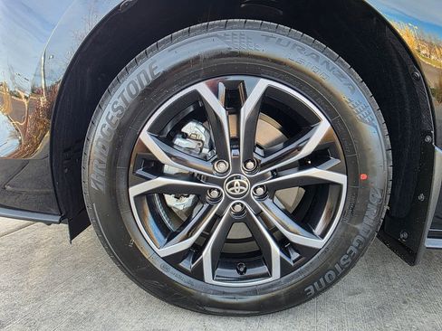 Used 2025 Toyota Sienna Platinum image 28