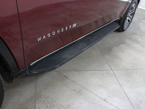 Used 2025 Jeep Wagoneer L Series II w/ 8-pass Seating Package image 14