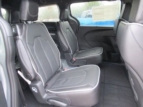 New 2026 Chrysler Pacifica Limited w/ S Appearance Package FWD image 32