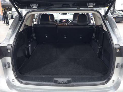 Used 2024 Toyota Highlander XLE FWD image 36