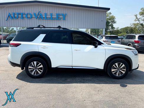 Used 2022 Nissan Pathfinder SL w/ SL Black Package AWD/4WD image 8