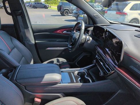 Used 2025 Chevrolet Traverse RS w/ LPO, Floor Liner Package FWD image 10