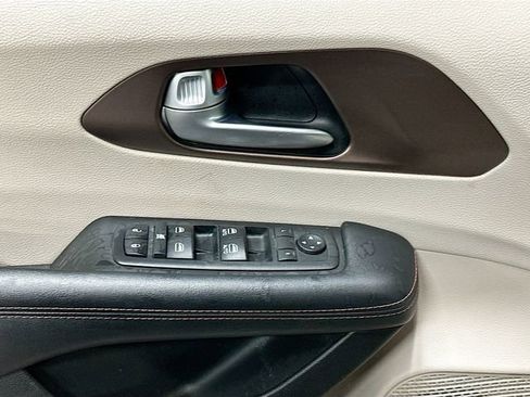 Used 2018 Chrysler Pacifica Touring-L w/ Tire & Wheel Group FWD image 17