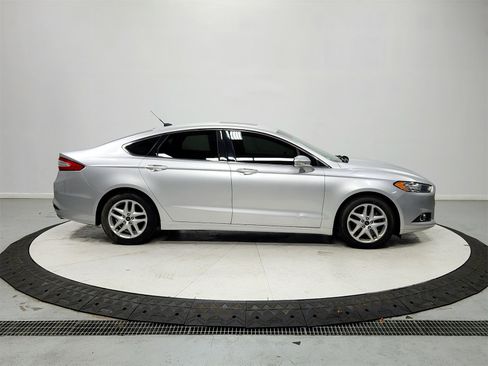 Used 2014 Ford Fusion SE w/ Equipment Group 202A image 8