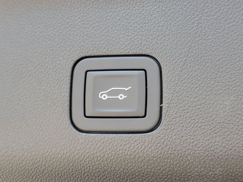 Used 2025 GMC Yukon XL Denali RWD image 9