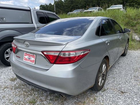 Used 2017 Toyota Camry SE w/ Moonroof Package FWD image 9