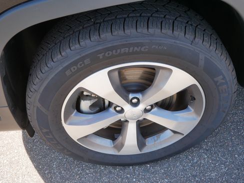 Used 2022 Jeep Cherokee Limited AWD/4WD image 16