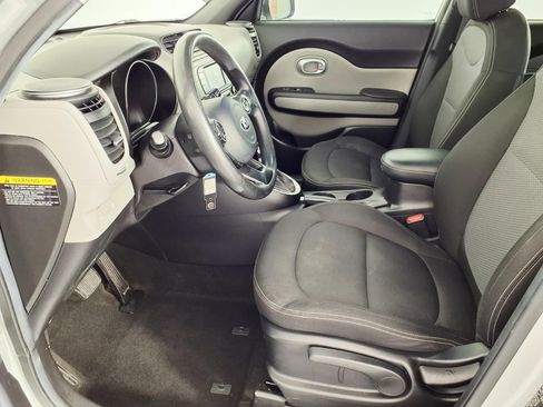 Used 2017 Kia Soul + FWD image 12
