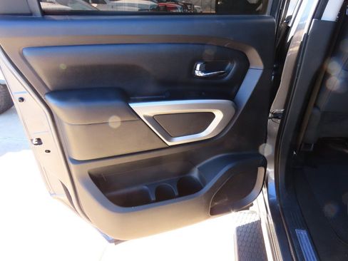 Used 2017 Nissan Titan SV image 19