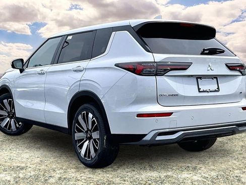 New 2026 Mitsubishi Outlander FWD image 3