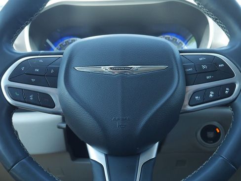 Used 2023 Chrysler Pacifica Touring-L FWD image 14