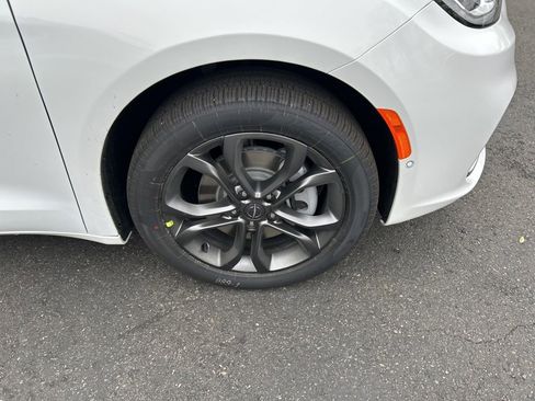New 2026 Chrysler Pacifica Select AWD/4WD image 11