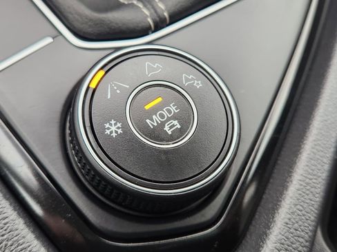 Certified 2024 Volkswagen Taos SE image 25