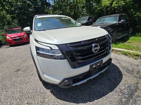 Used 2023 Nissan Pathfinder SL w/ SL Premium Package AWD/4WD image 11
