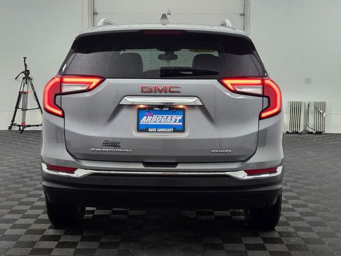 Used 2024 GMC Terrain SLT image 11