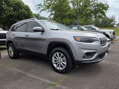 Used 2019 Jeep Cherokee Latitude w/ Popular Appearance Group AWD/4WD image 1