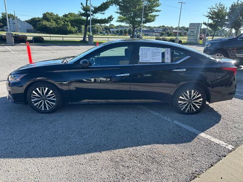 Used 2025 Nissan Altima 2.5 SV FWD image 17