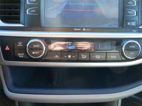 Used 2015 Toyota Highlander XLE image 30