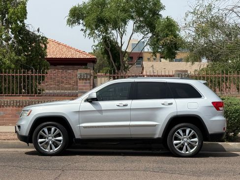 Used 2013 Jeep Grand Cherokee Laredo AWD/4WD image 3