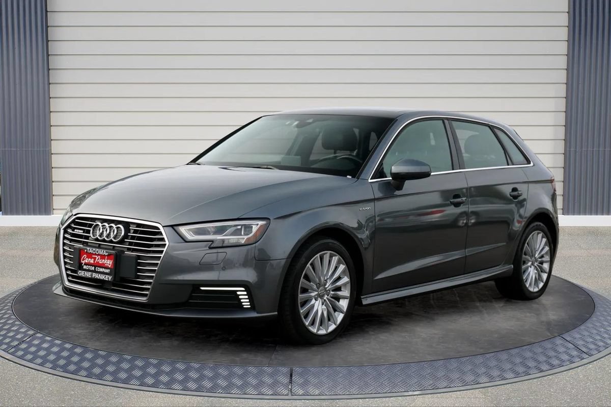 Used 2017 Audi A3 e-tron Prestige FWD image 3