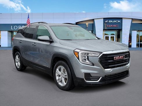 Used 2023 GMC Terrain SLE w/ Driver Convenience Package image 3
