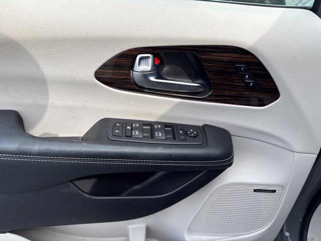 Used 2023 Chrysler Pacifica Limited w/ Uconnect Theater Family Group FWD image 15