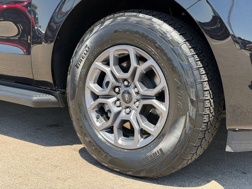 Used 2025 Ford Expedition Active AWD/4WD image 26