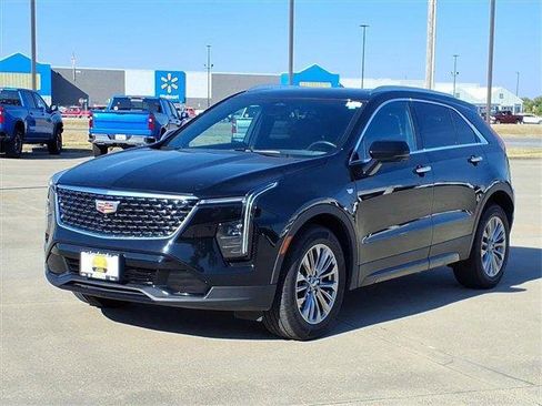 Used 2025 Cadillac XT4 Premium Luxury image 2