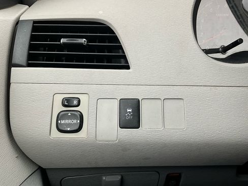 Used 2011 Toyota Sienna LE image 21