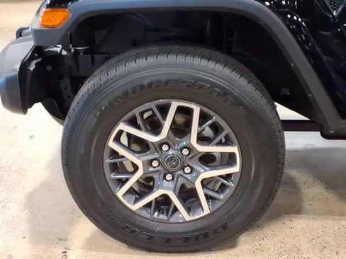 Used 2026 Jeep Wrangler Unlimited Sahara AWD/4WD image 10